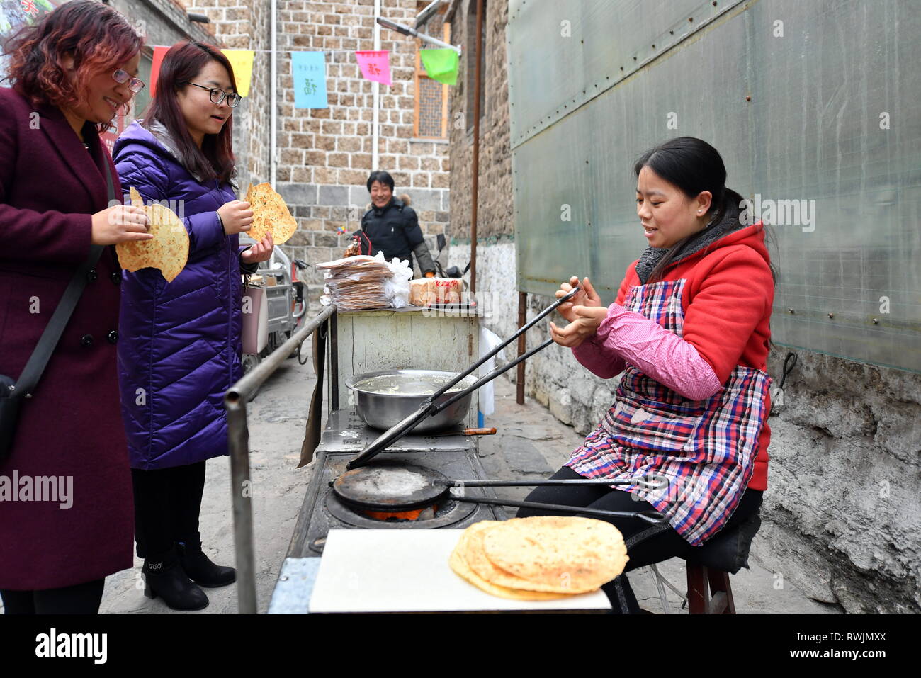 (190307) -- PINGDING, 7 marzo 2019 (Xinhua) -- abitante Wang Yongzhen rende cibi tradizionali nel villaggio di Niangziguan, Niangziguan Town, Pingding County, a nord della Cina di nella provincia di Shanxi, nel febbraio 26, 2019. Le donne di Niangziguan città hanno giocato un ruolo fondamentale nello sviluppo del turismo locale industria sotto un alleviamento della povertà campagna. Facendo esperienza turistica in considerazione, essi hanno realizzato piani approfondita al fine di migliorare il servizio chiave fattori quali percorsi, di ristorazione e di alloggio. A sua volta, il numero di turisti sono aumentati. Tutti i residenti nella città di Niangziguan sono stati aiutati dalla povertà mediante Foto Stock