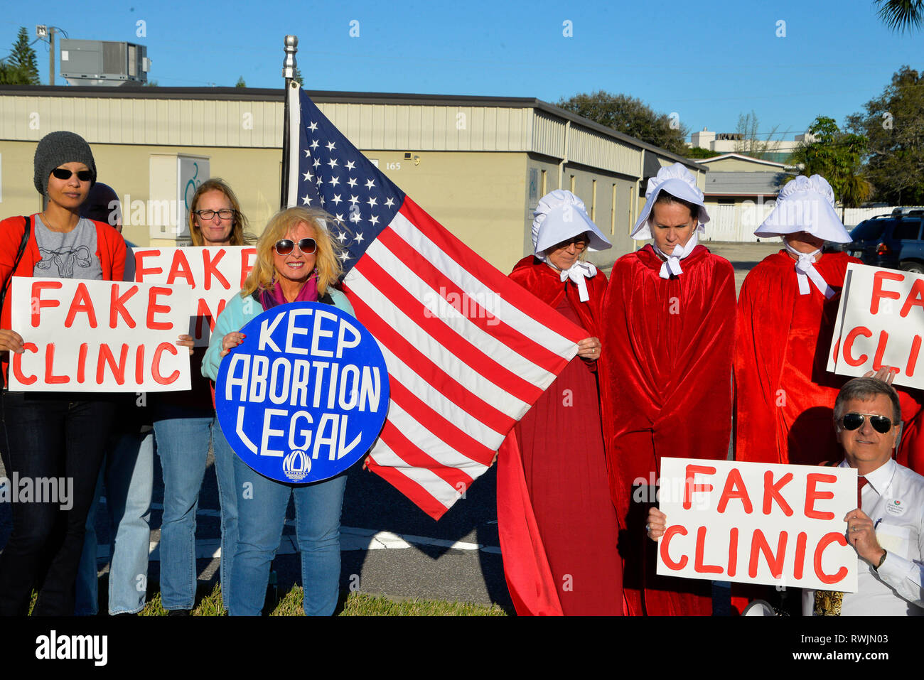 Melbourne. Florida. Stati Uniti d'America. Marzo 6, 2019. Donna protesta di gruppo al di fuori della crisi la gravidanza Resource Center di Babcock Street sostenendo che è un falso clinica. Diversi locali di donna nastrati gruppi insieme per avere un visibile rally per tenere fake cliniche operanti nella contea di Brevard responsabile. Essi sostengono il fake cliniche non raccontano le ragazze giovani in cerca di aiuto le opzioni che sono disponibili per loro e non possono offrire un servizio completo per la salute riproduttiva. Credito foto Julian Porro / Alamy Live News. Foto Stock