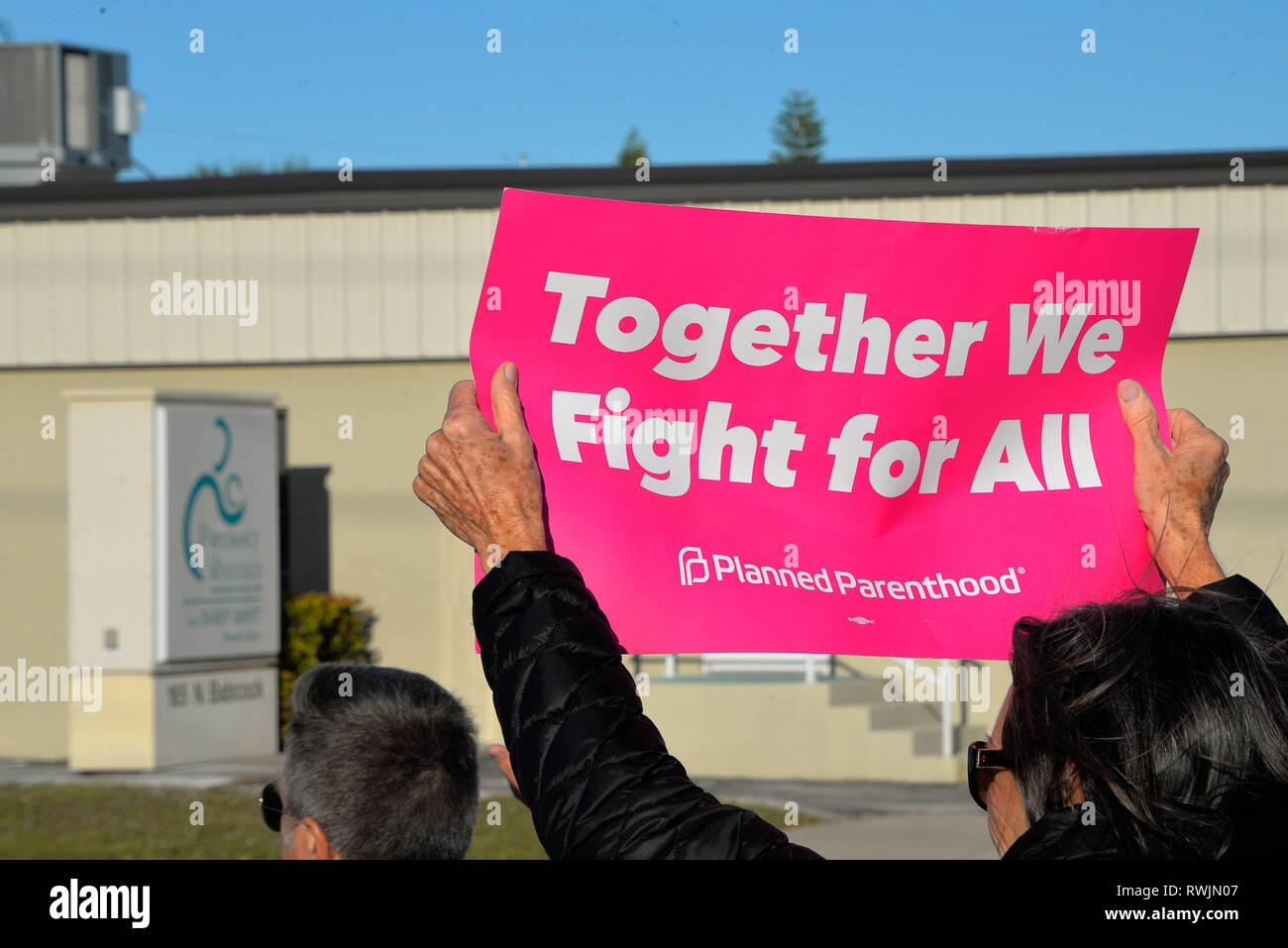 Melbourne. Florida. Stati Uniti d'America. Marzo 6, 2019. Donna protesta di gruppo al di fuori della crisi la gravidanza Resource Center di Babcock Street sostenendo che è un falso clinica. Diversi locali di donna nastrati gruppi insieme per avere un visibile rally per tenere fake cliniche operanti nella contea di Brevard responsabile. Essi sostengono il fake cliniche non raccontano le ragazze giovani in cerca di aiuto le opzioni che sono disponibili per loro e non possono offrire un servizio completo per la salute riproduttiva. Credito foto Julian Porro / Alamy Live News. Foto Stock