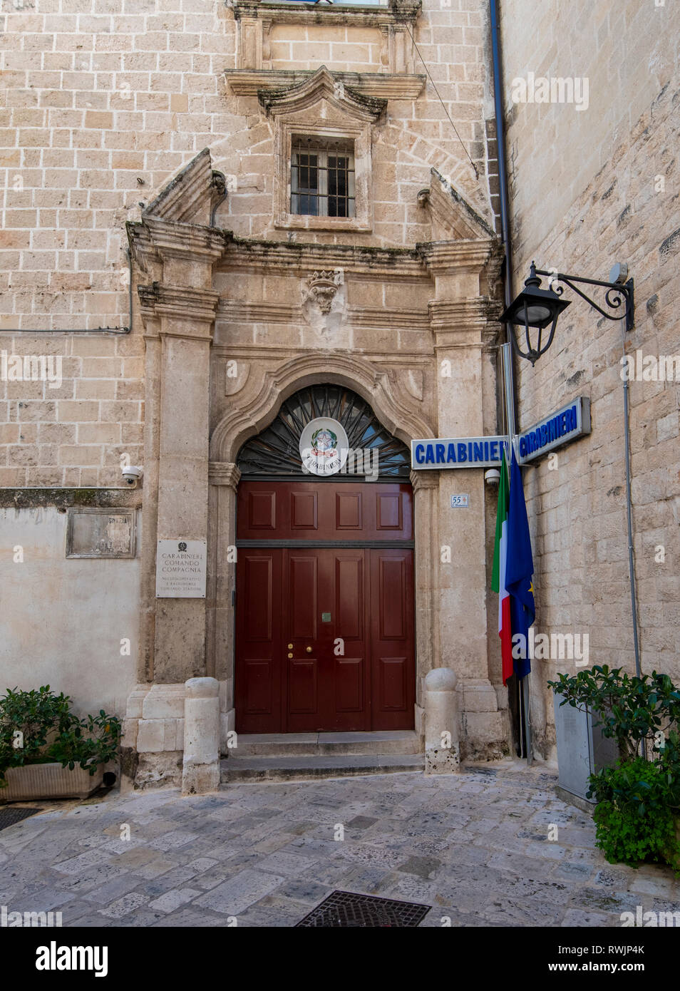 Monopoli, Puglia, Italia - Ufficio di polizia (Carabinieri Comando Compagnia Monopoli) nella città vecchia. Regione Puglia Foto Stock