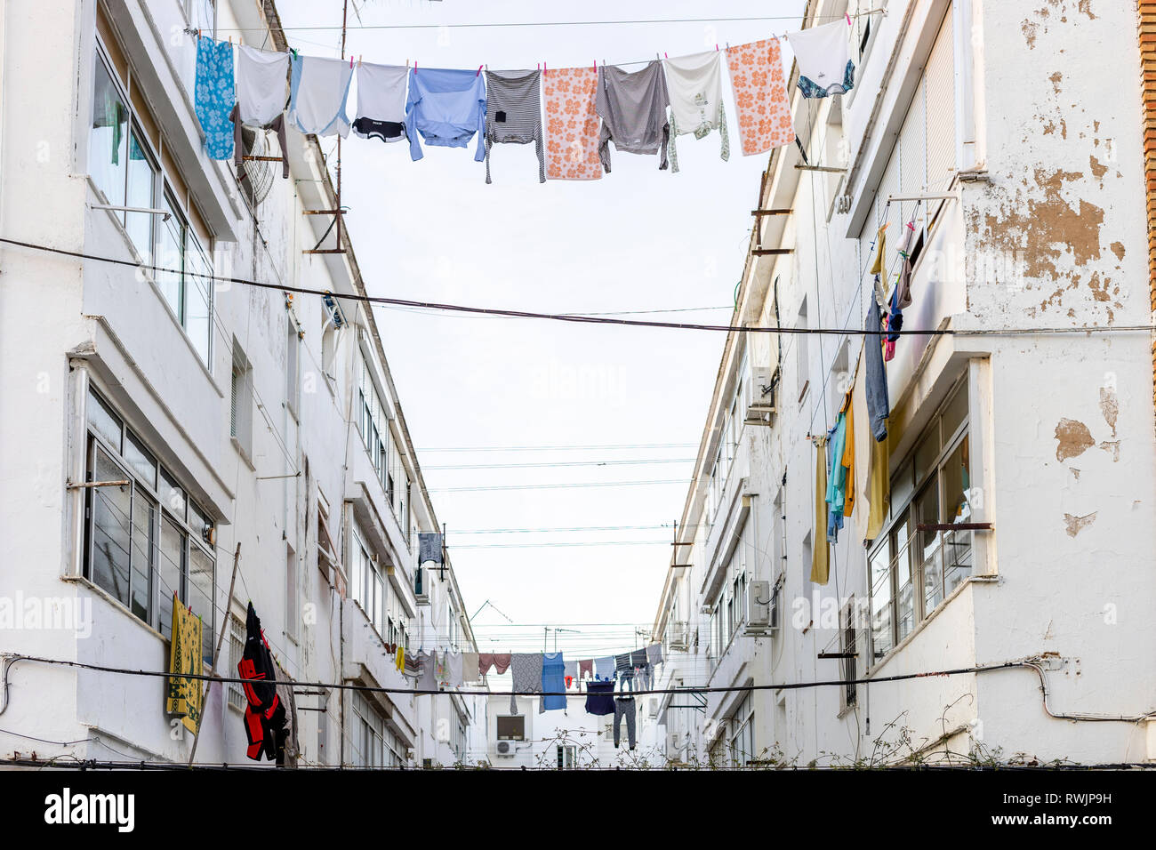 Lavavano i panni appesi tra residencial edifici in Ayamonte Andalusia Foto Stock