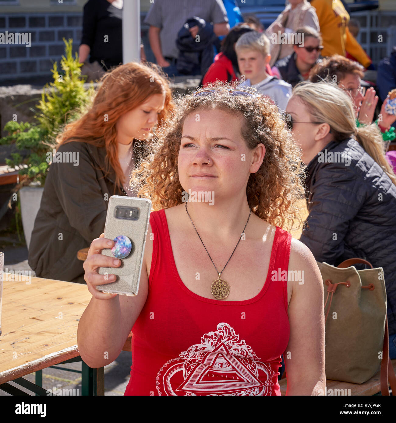 Scattare foto con uno smartphone, un festival di Reykjavik, Islanda Foto Stock