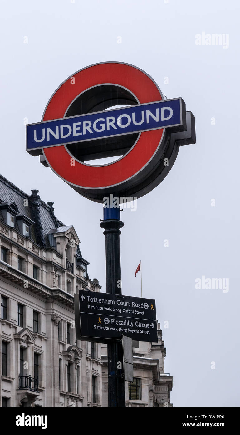 Segno della metropolitana di Londra, che mostra dove il punto di accesso sia per la corsa veloce all'interno della capitale Foto Stock