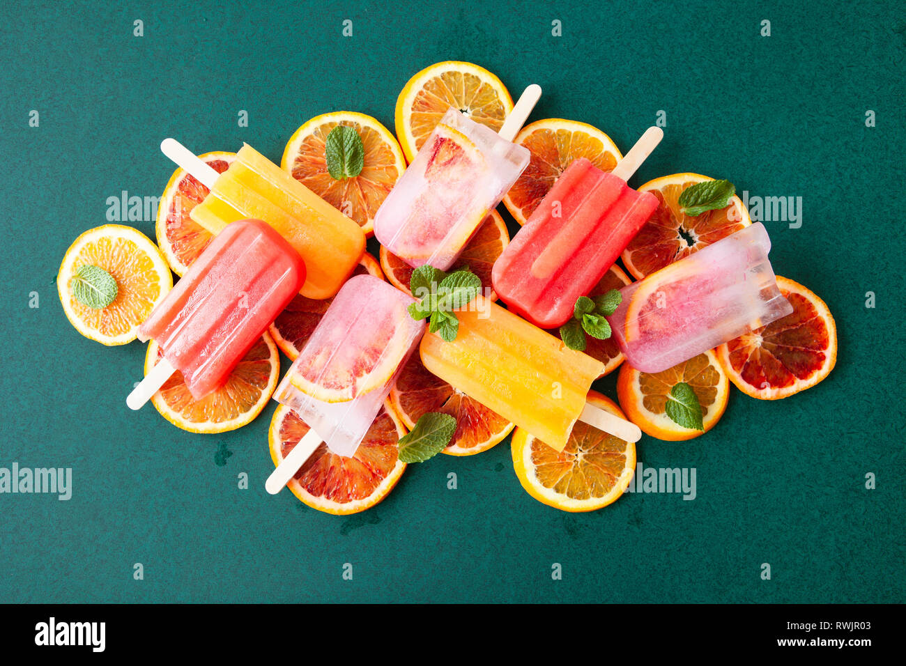 Congelati popsicles con agrumi freschi e foglie di menta Foto Stock