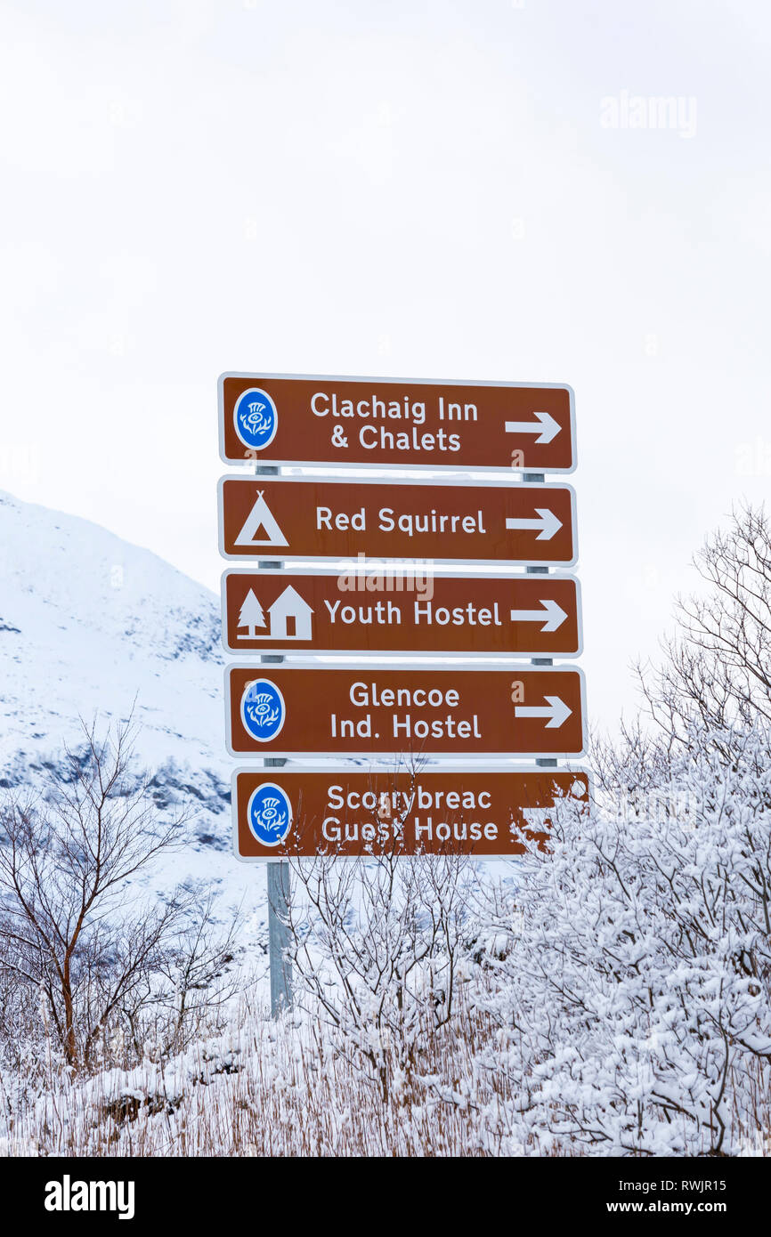 Direzioni Indicazioni stradali in Glencoe in una fredda giornata invernale con neve a Rannoch Moor, Glencoe, Argyll, Scozia Foto Stock