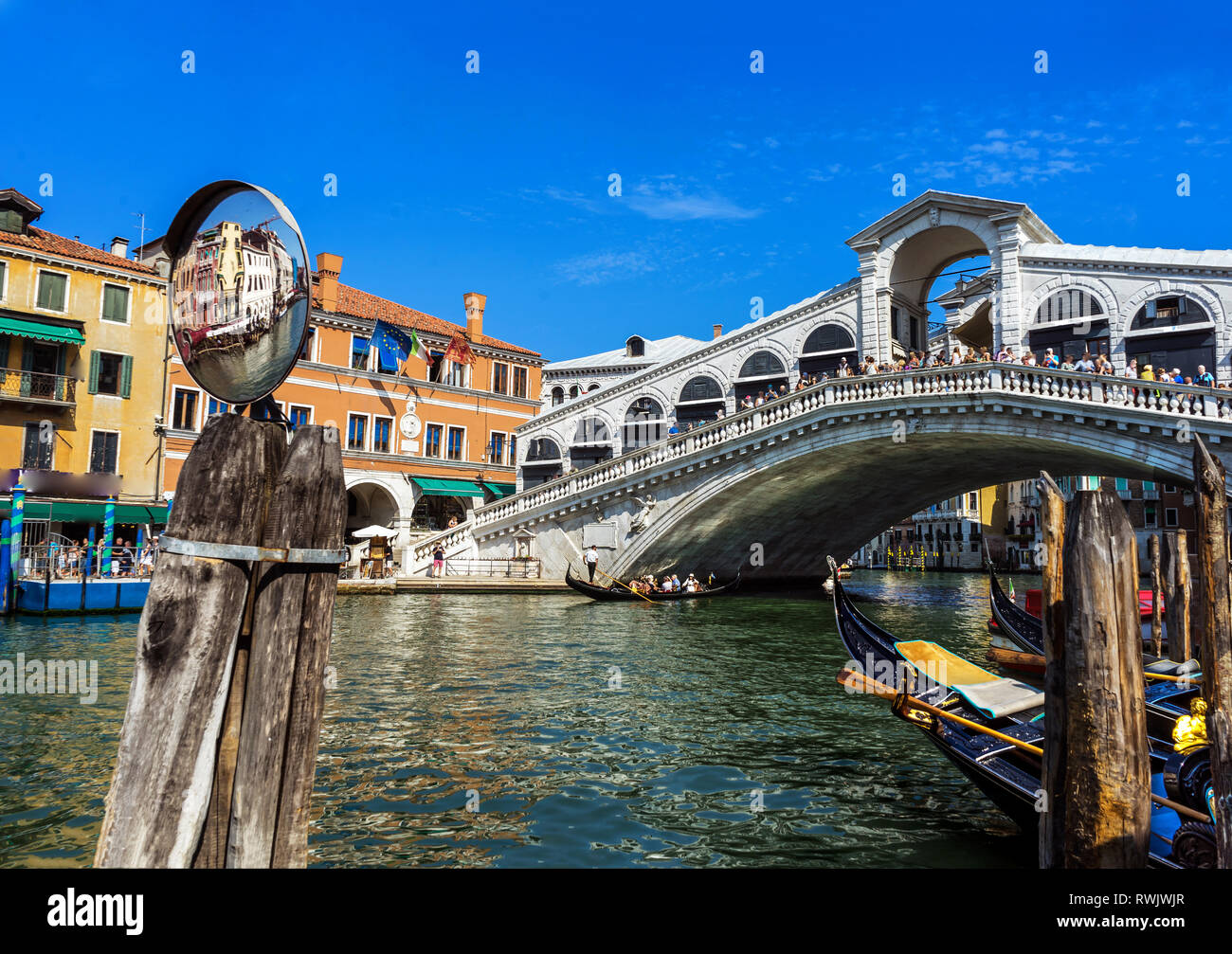 Il famoso Ponte di Rialto sul Canal Grande di Venezia,l'Europa Foto Stock