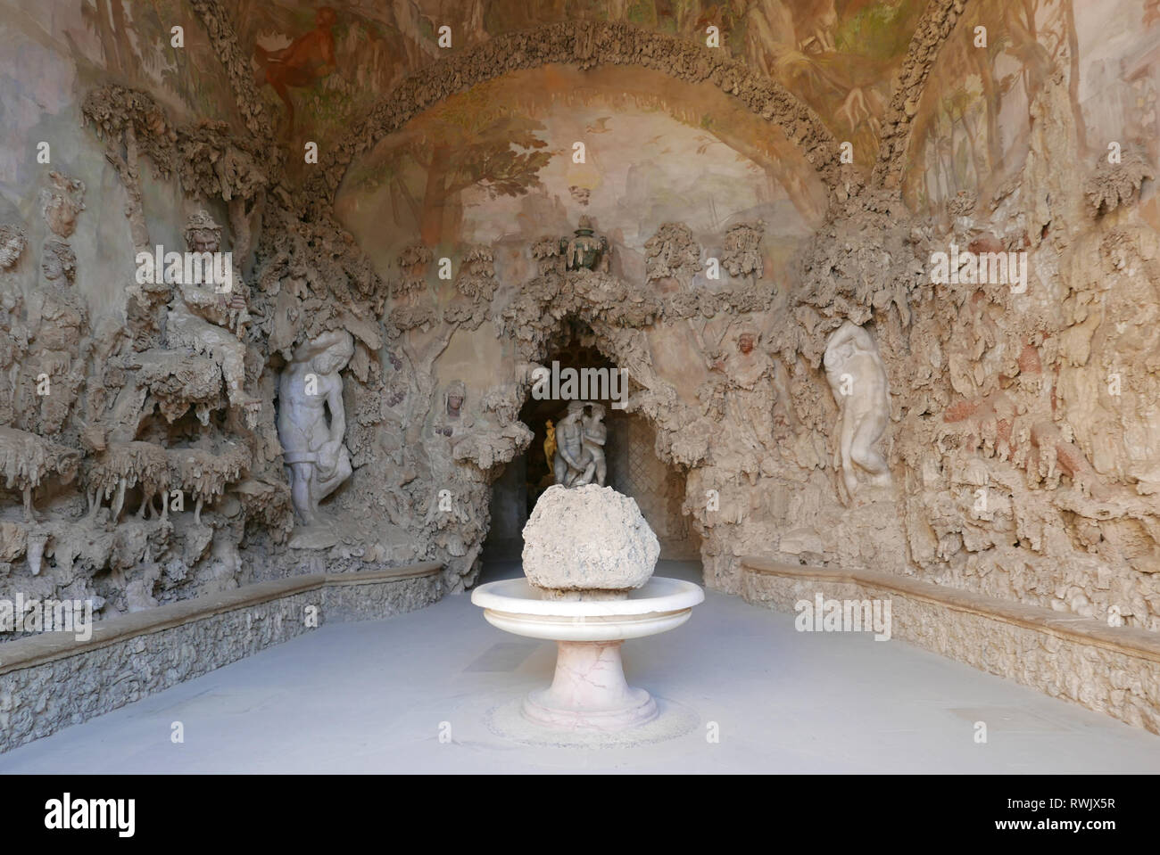 La Grotta del Buontalenti di Firenze, Italia, una grande grotta costruita nel XVI secolo presso il famoso Giardino di Boboli Foto Stock