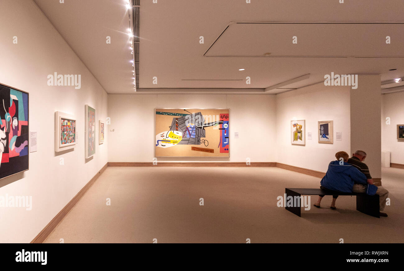 Matura in un banco di lavoro alla ricerca di una pittura moderna in American Art Hall, il Metropolitan Museum of Art, Manhattan, New York STATI UNITI D'AMERICA, Foto Stock