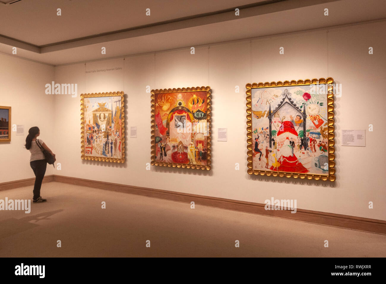 Donna che guarda un quadro moderno in American Art Hall, il Metropolitan Museum of Art, Manhattan, New York STATI UNITI D'AMERICA, Foto Stock