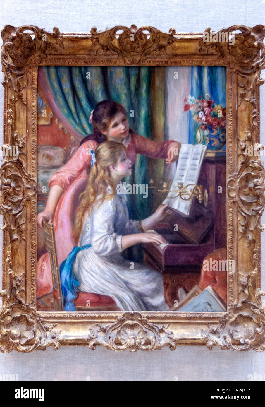 Due giovani ragazze al pianoforte, da Auguste Renoir, 1892, impressionista  francese pittura, olio su tela. Questa è stata dipinta per il nuovo Musee  du Luxembourg, che raccoglie opere di artisti viventi (BSLOC