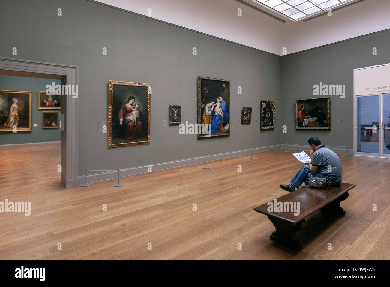 Visitatore nella galleria spagnola, il Metropolitan Museum of Art, Manhattan, New York STATI UNITI D'AMERICA Foto Stock