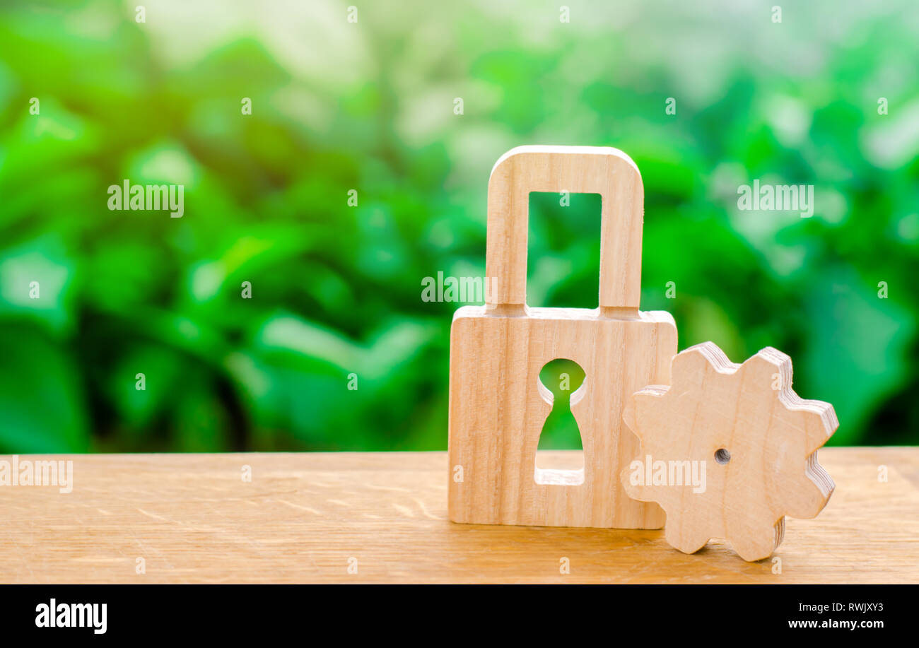 Lucchetto in legno e l'ingranaggio. Forza concettuale e i meccanismi di sicurezza e nodi critici. La protezione contro gli accessi non autorizzati, assicurazione e securit Foto Stock