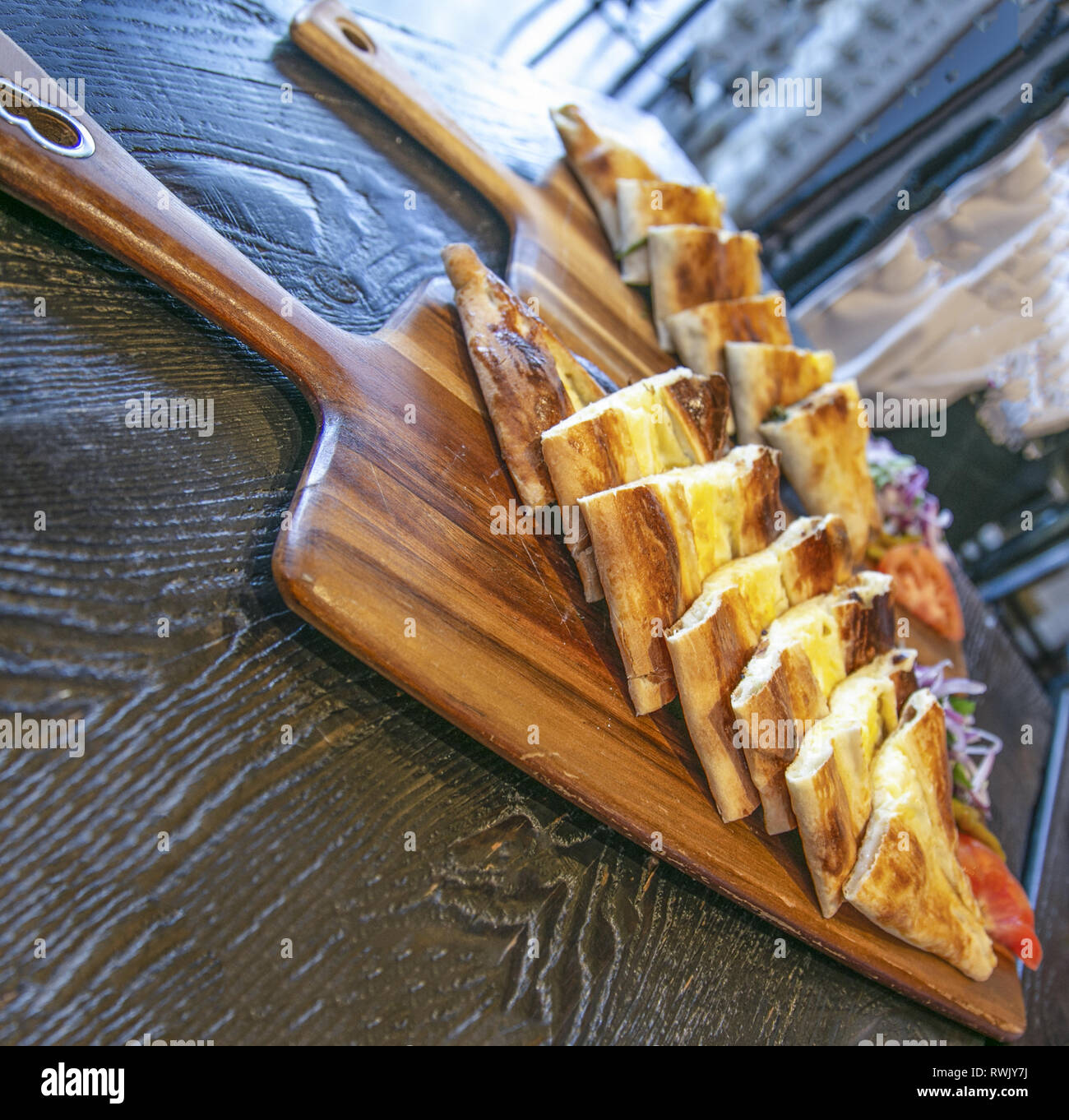 Bagno turco pide, deliziosa torta aperto con formaggio e uova Foto Stock