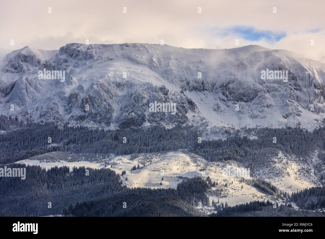 Paesaggio di montagna in inverno. Montagne di Bucegi, Romania Foto Stock
