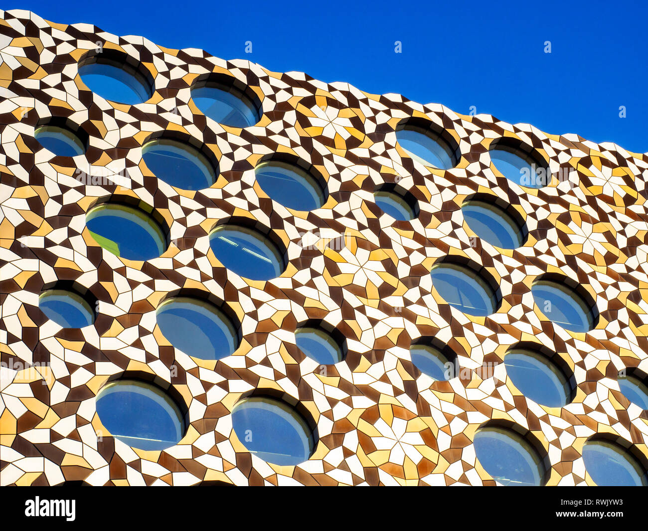 Close up Ravensbourne University di Londra facciata nella penisola di Greenwich - Sud Est di Londra, Inghilterra Foto Stock