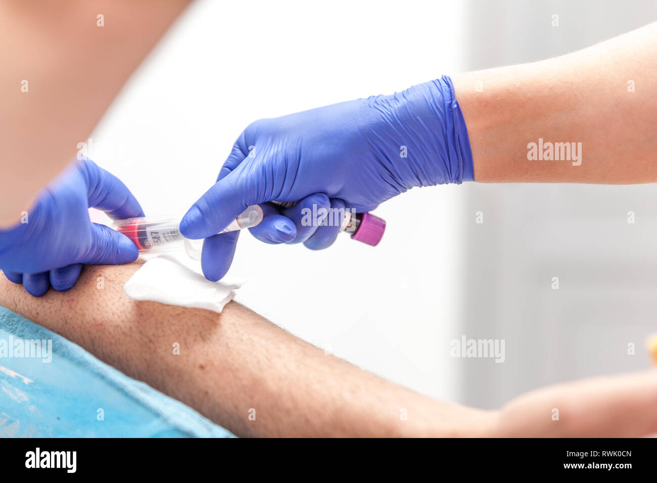 Medico di laboratorio estrarre sangue da un paziente Foto Stock