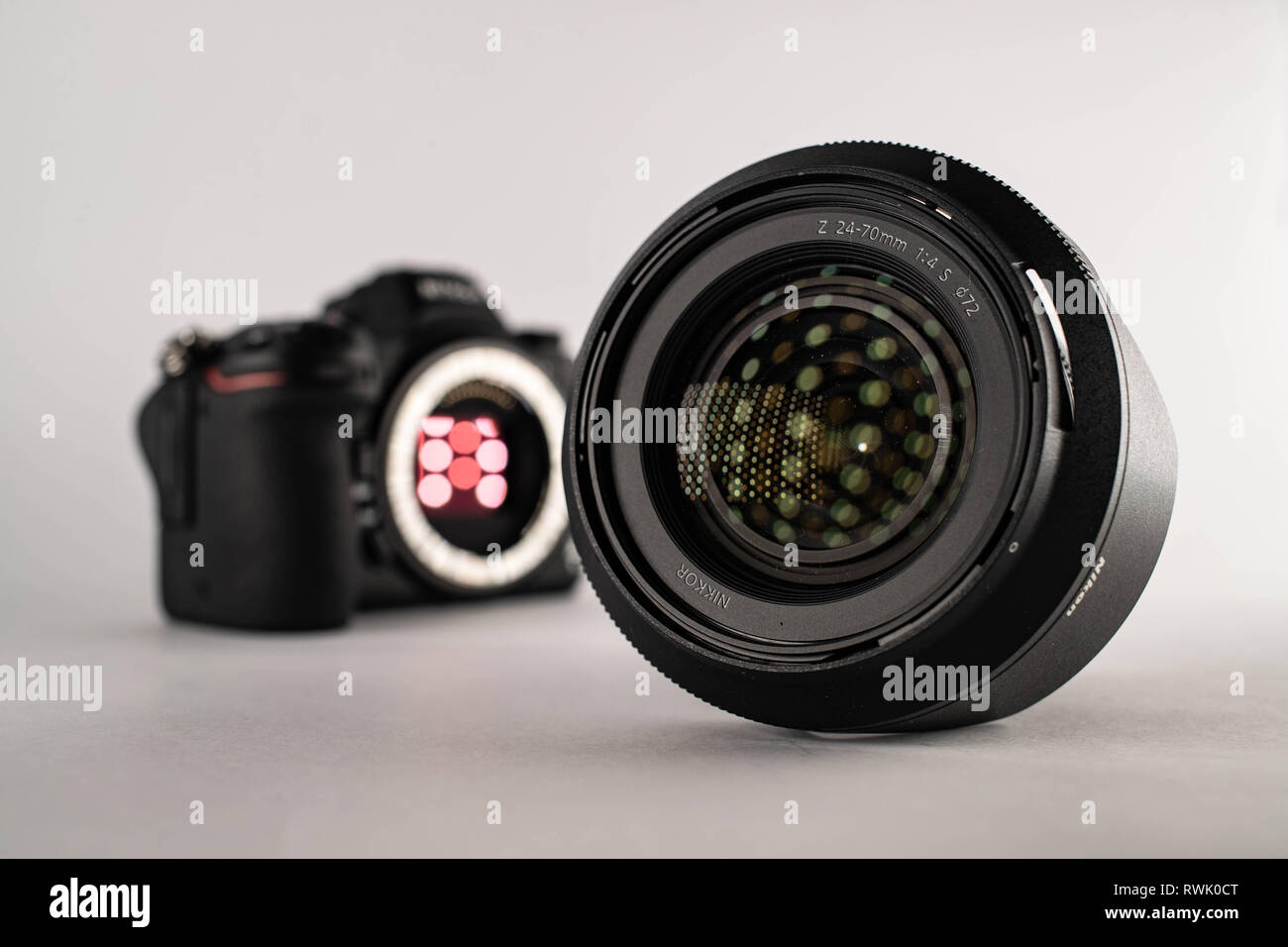 Nikon Z mount con lente Nikon Z6 in backgounf Foto Stock