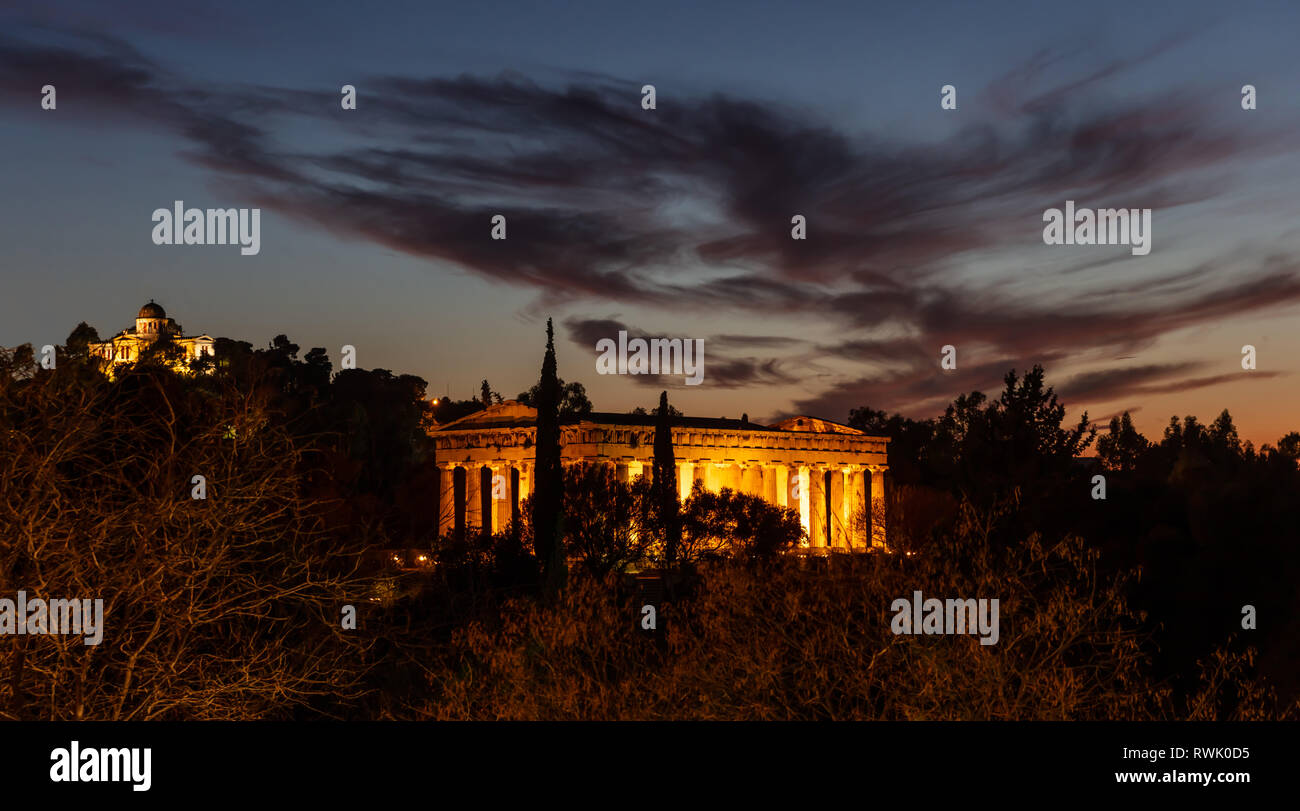 Atene Grecia. Tempio di Efesto e il vecchio osservatorio nazionale, illuminata, di notte. Vista dalla zona di Monastiraki Foto Stock