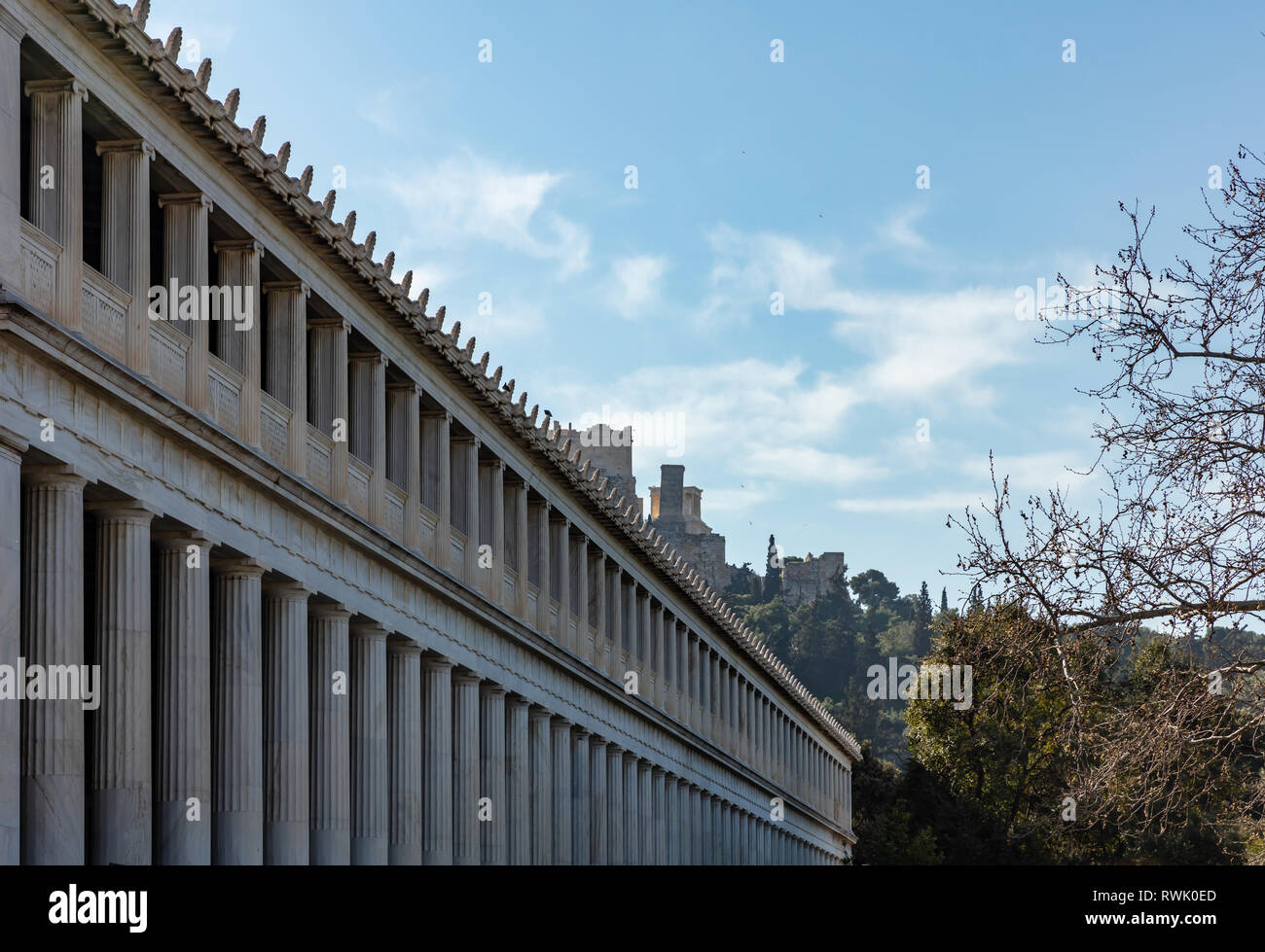 Atene Grecia. Attalus stoa colonne di facciata, Acropoli rock sfondo, cielo blu, giornata di sole. Vista dalla zona di Monastiraki Foto Stock