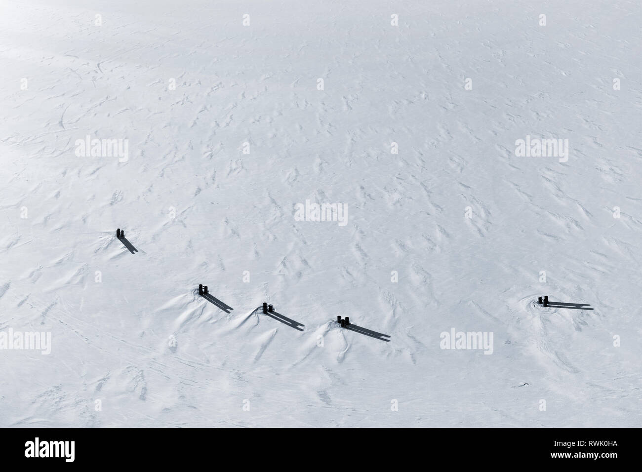 Campo di neve sul mare ghiacciato vista aerea. Sparse inverno in bianco e nero paesaggio Foto Stock