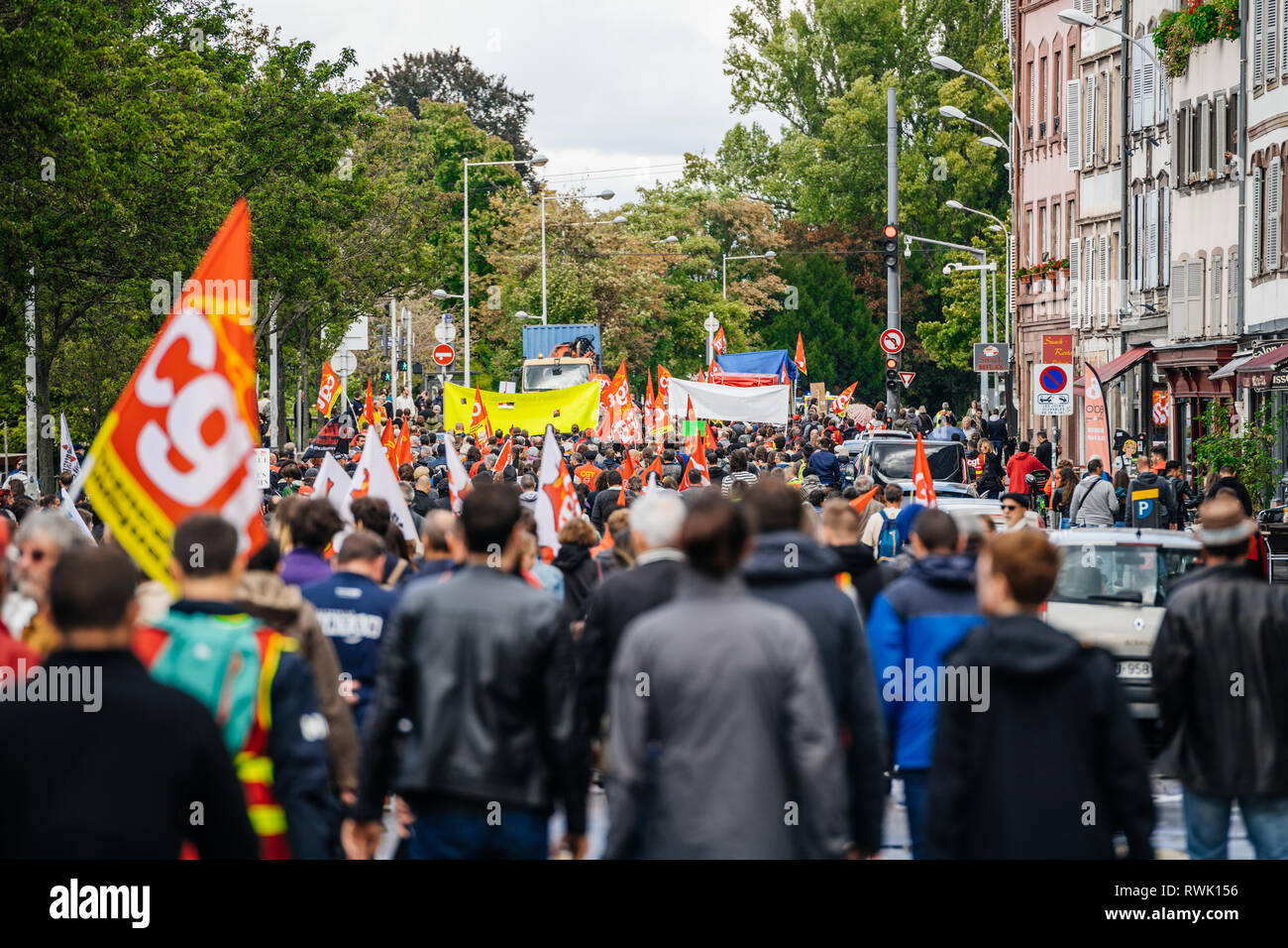 Strasburgo, Francia - Sep 12, 2017: vista posteriore di migliaia di persone sul Quai des Pecheurs politico di strada marzo durante un francese giornata nazionale di protesta contro le riforme del mercato del lavoro Foto Stock