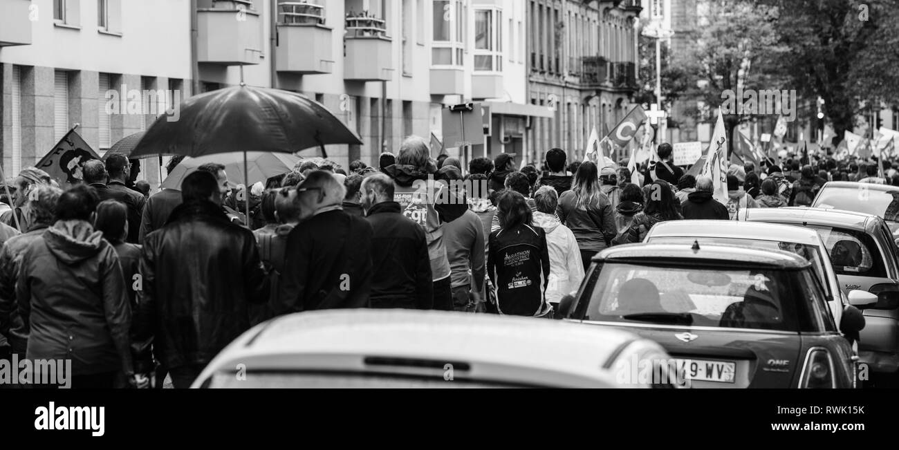 Strasburgo, Francia - Sep 12, 2017: vista posteriore del popolo francese a livello politico marzo durante la giornata nazionale di protesta contro la riforma del lavoro proposto da Emmanuel Macron di governo Foto Stock