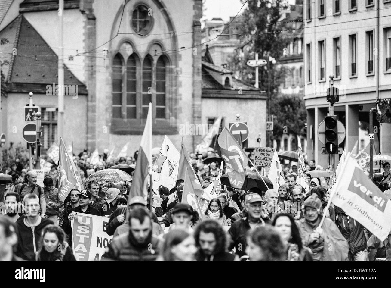 Strasburgo, Francia - Sep 12, 2017: grande folla di persone marzo durante un francese giornata nazionale di protesta contro la riforma del lavoro proposto da Emmanuel Macron di governo Foto Stock