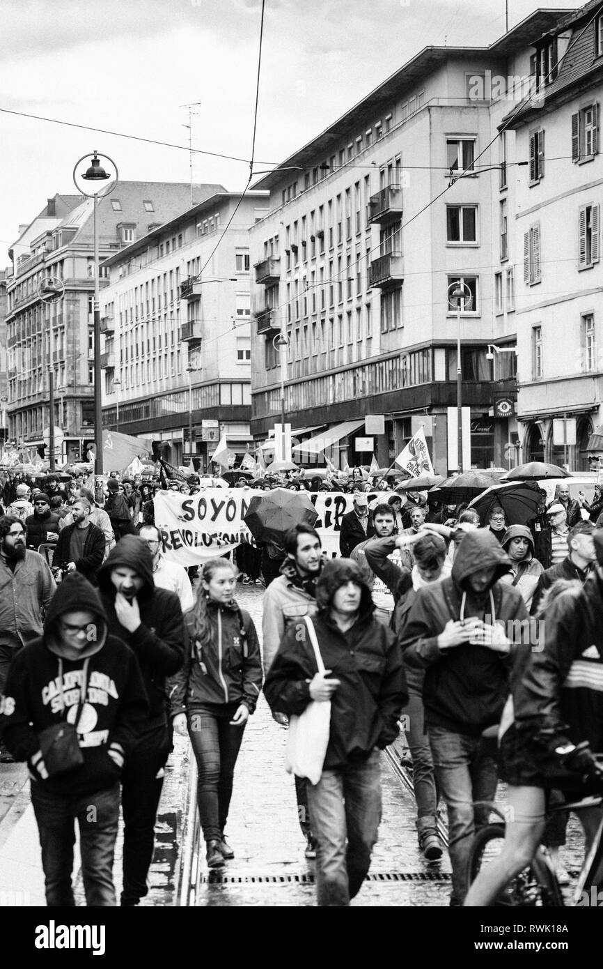 Strasburgo, Francia - Sep 12, 2017: foto in bianco e nero di politici marzo durante un francese giornata nazionale di protesta contro la riforma del lavoro proposto da Emmanuel Macron di governo Foto Stock