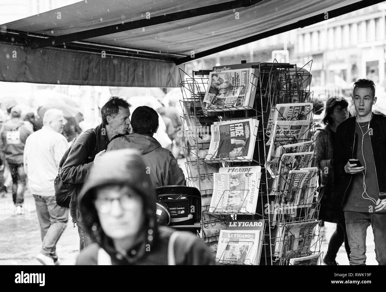 Strasburgo, Francia - Sep 12, 2017: Giornale con Emmanuel Macron come folla in marcia in background durante il francese giornata nazionale di protesta contro la riforma del lavoro da Emmanuel Macron di governo Foto Stock