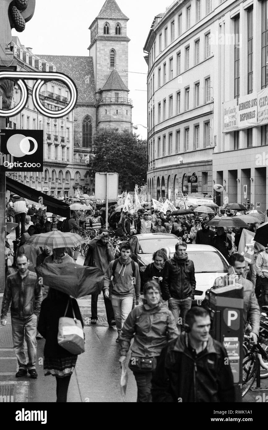 Strasburgo, Francia - Sep 12, 2017: immagine in bianco e nero marzo politico durante un francese giornata nazionale di protesta contro la riforma del lavoro proposto da Emmanuel Macron di governo Foto Stock