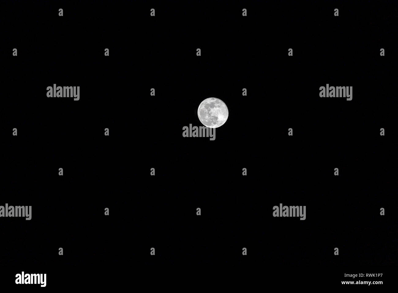 Luna nella notte buia Foto Stock