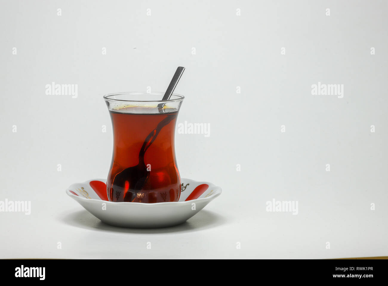 Tè turco e sfondo bianco Foto Stock
