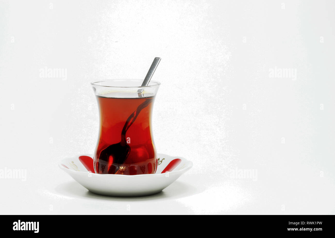Tè turco e sfondo bianco Foto Stock