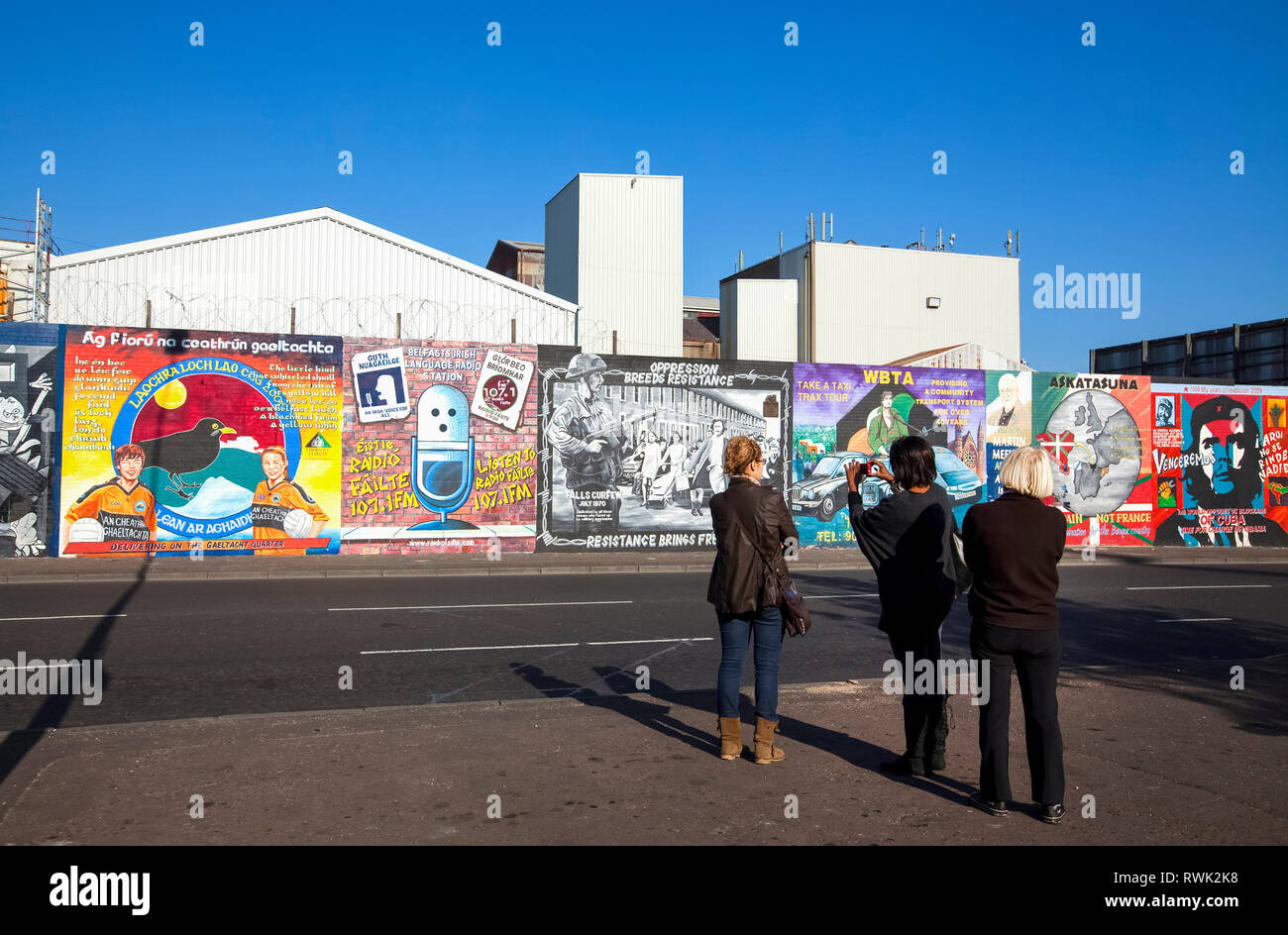 Murales repubblicani, noti come il 'Muro Internazionale', raffiguranti scene da tutto il mondo, in particolare il Medio Oriente, su Falls Road a Wes... Foto Stock