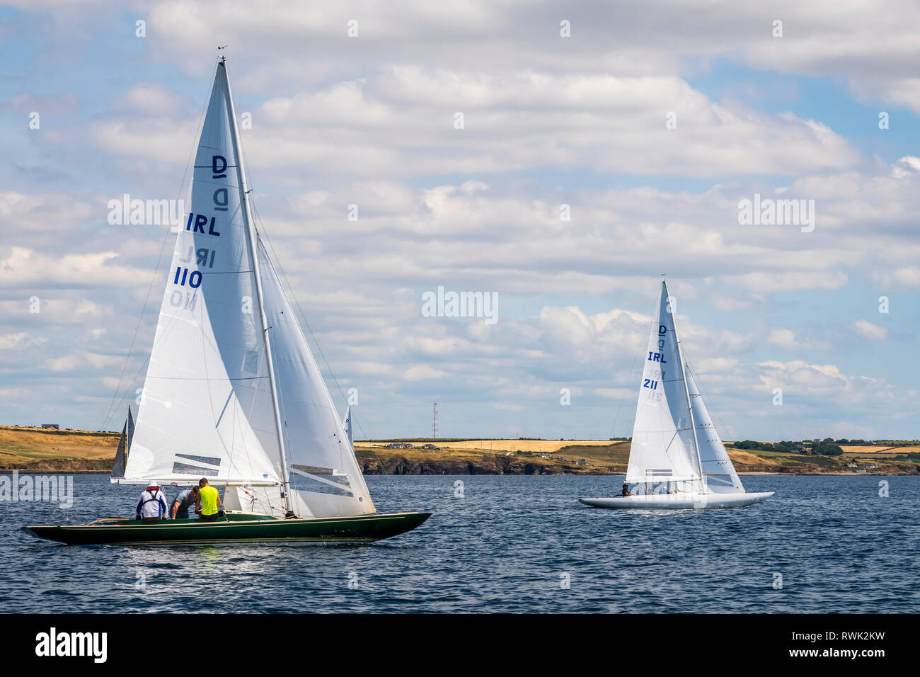 Barche a vela in una corsa in barca; Cobh, nella contea di Cork, Irlanda Foto Stock