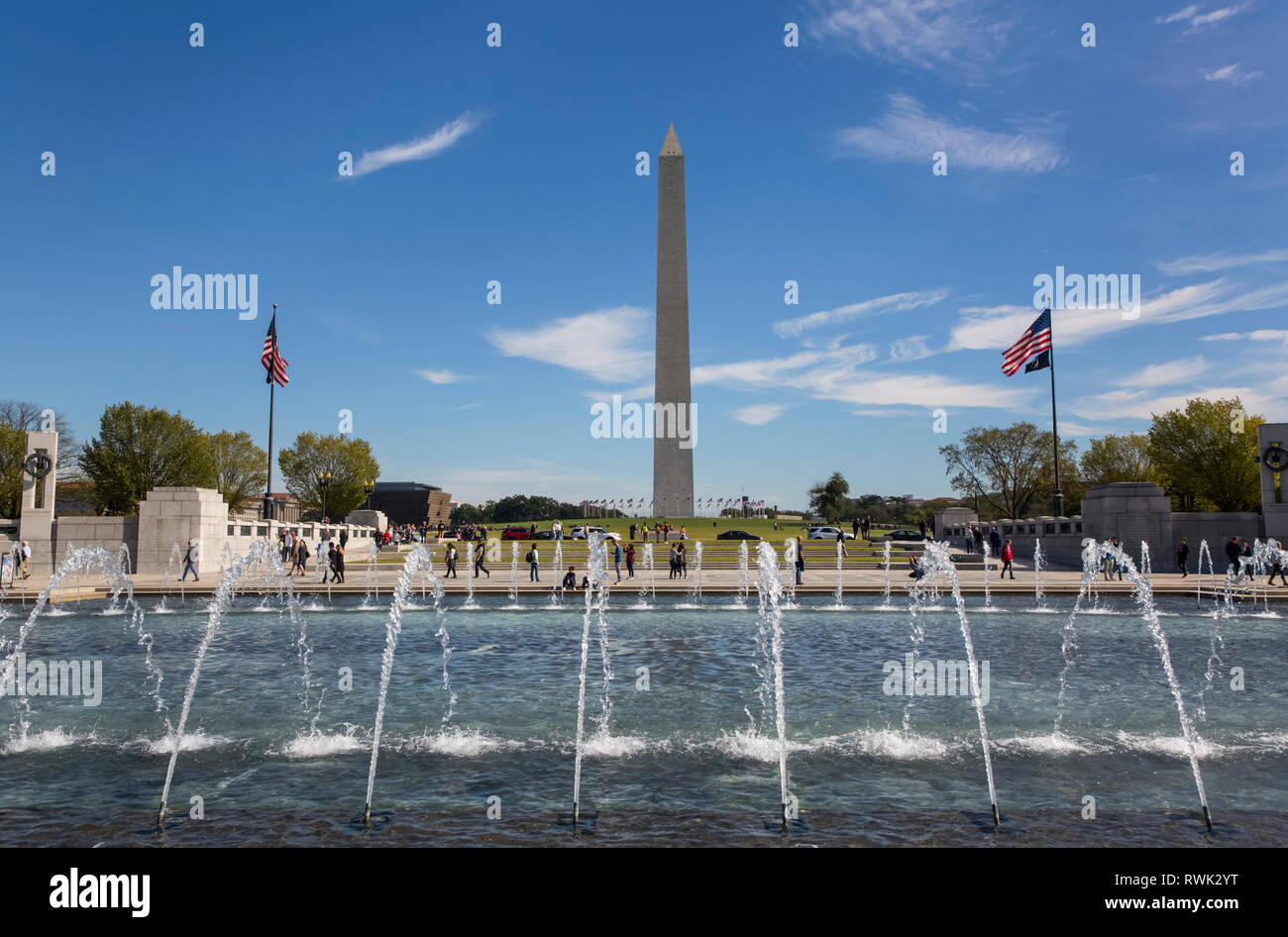 Il Memoriale della Seconda Guerra Mondiale, il Monumento di Washington (fondo); Washington, Stati Uniti d'America Foto Stock