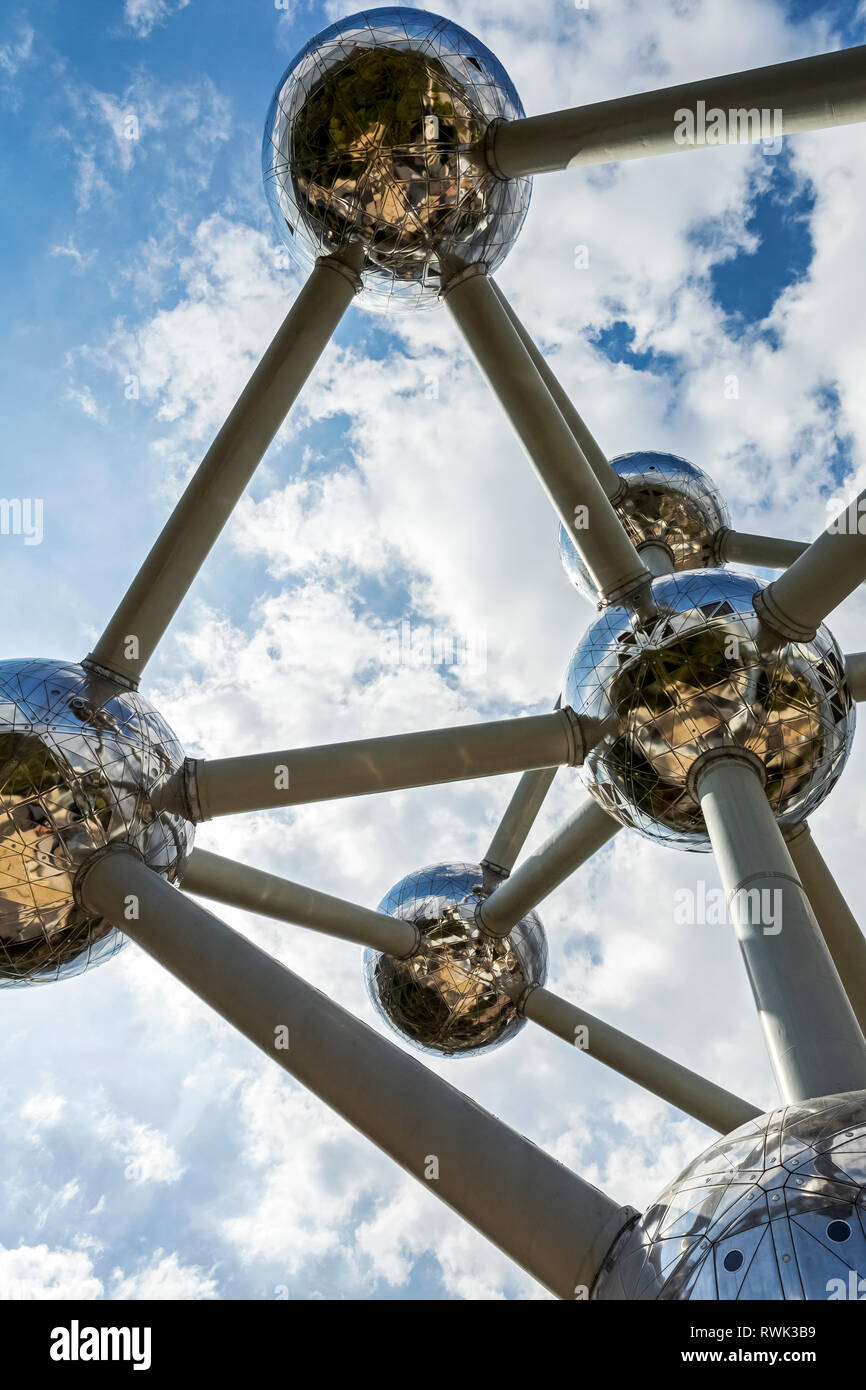 Grande in acciaio inox struttura arte nella forma di un atomo con cielo blu e sunburst; Bruxelles, Belgio Foto Stock