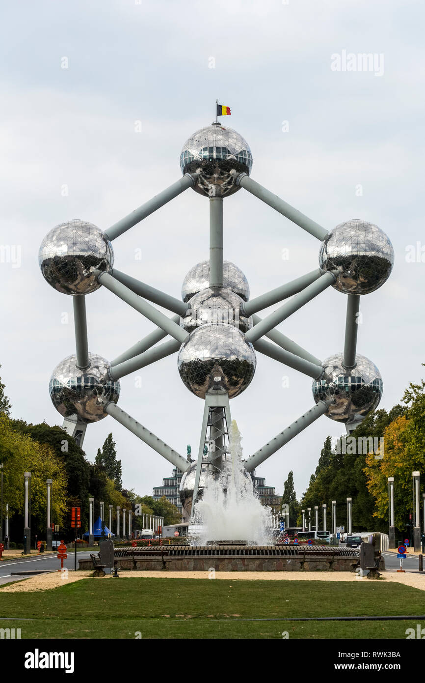Grande in acciaio inox struttura arte nella forma di un atomo con cielo blu e sunburst; Bruxelles, Belgio Foto Stock