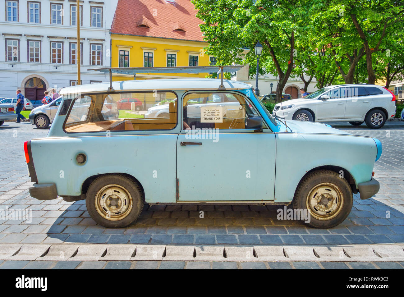 Una Trabant, un europeo orientale Vintage car made in Germania orientale, è parcheggiato su una strada in Budapest, Ungheria. Foto Stock