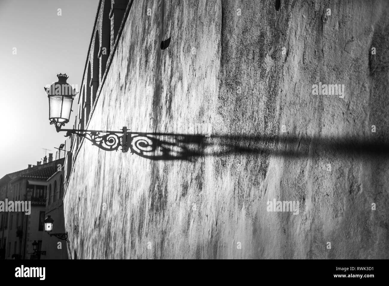 Una lampada proietta la sua ombra su un edificio nel cuore di Granada, Spagna. Foto Stock