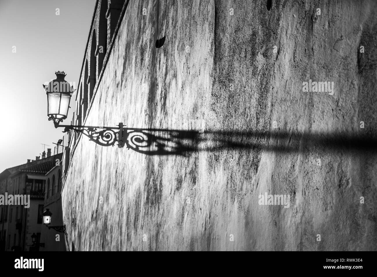 Una lampada proietta la sua ombra su un edificio nel cuore di Granada, Spagna. Foto Stock