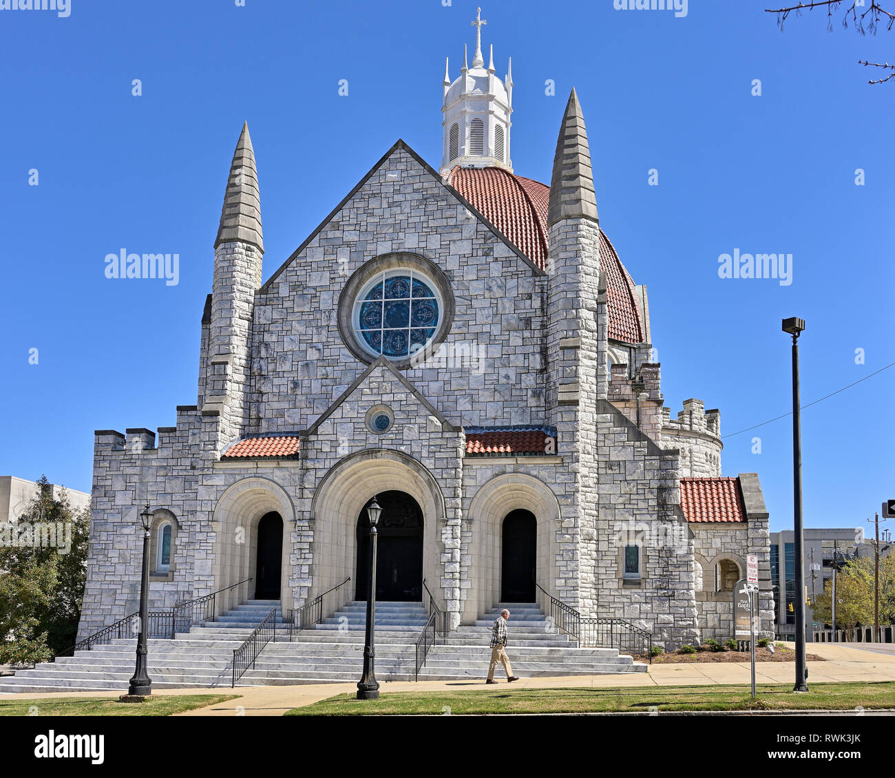 La prima chiesa battista, una grande chiesa di pietra modellata dopo il design italiano un simbolo della religione cristiana o di fede protestante in Montgomery AL, Stati Uniti d'America. Foto Stock