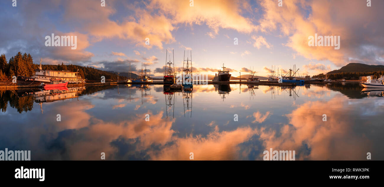 Commerciale barche da pesca in Auke Bay al tramonto, Alaska sudorientale; Juneau, Alaska, Stati Uniti d'America Foto Stock