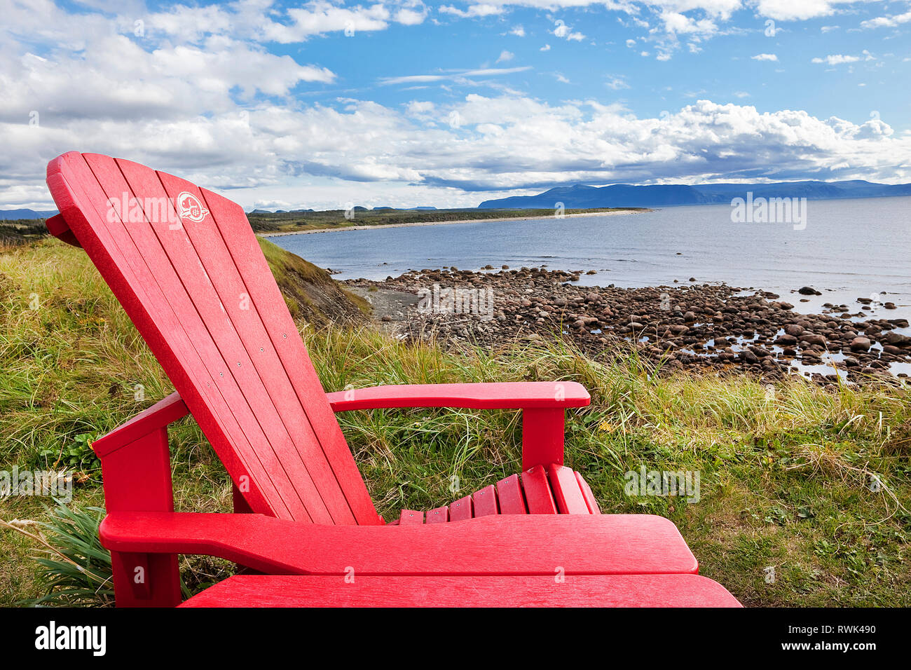 Le sedie rosse Experience Program è un Parks Canada iniziativa volta a collegare i canadesi con la natura. Questa sedia in questa fotografia è posizionato in cima a una scogliera a Green Point sito geologico, Parco Nazionale Gros Morne, Terranova, Canada Foto Stock