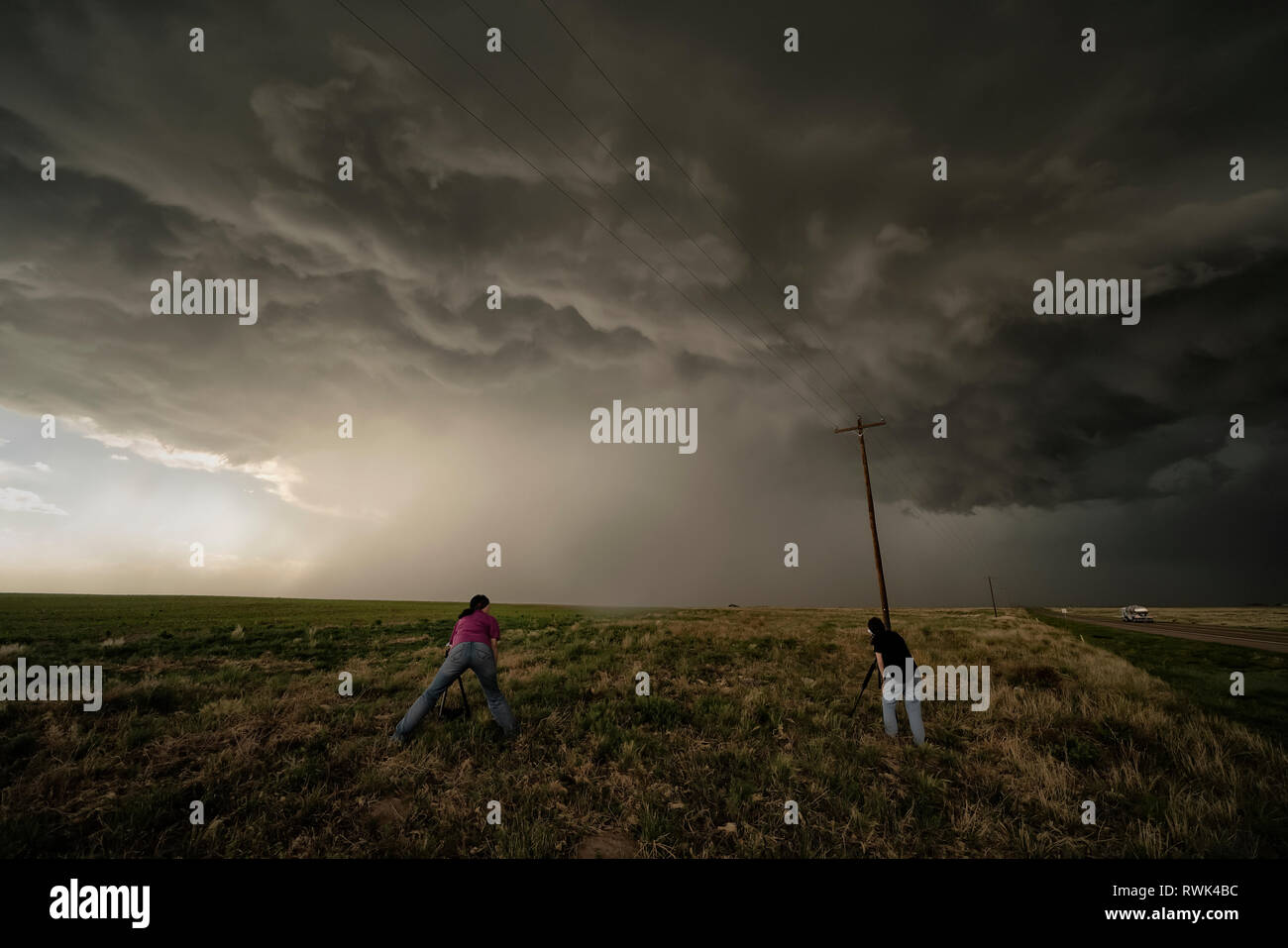 La gente di fotografare un supercell temporale durante una tempesta e tour; Oklahoma, Stati Uniti d'America Foto Stock