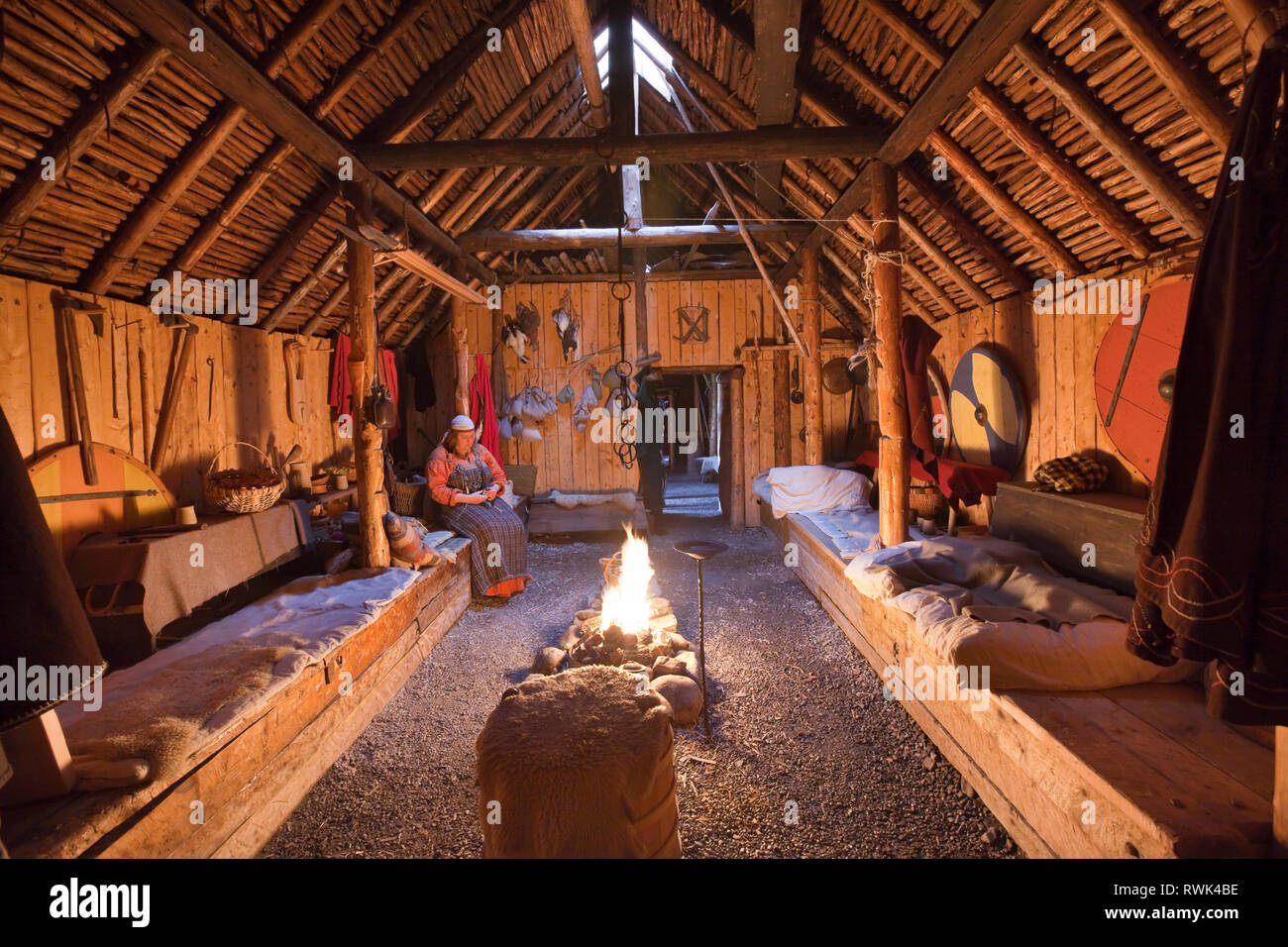 Ricreato interno di un Viking longhouse presso l'Anse aux Meadows National Historic Site, l'Anse aux Meadows, Terranova, Canada Foto Stock