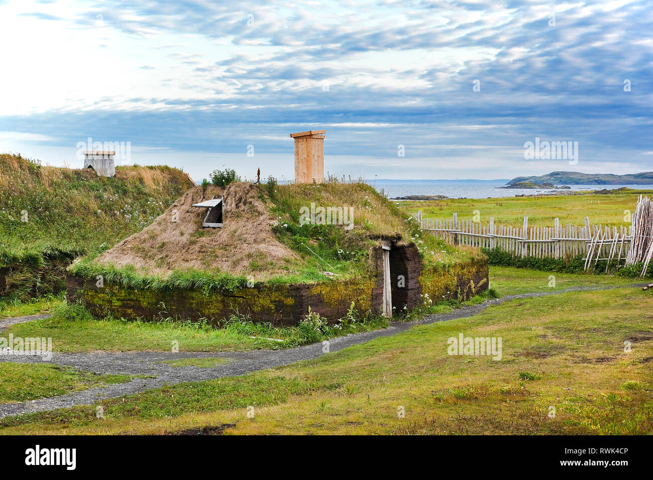 La ricreazione di un ricopra con zolle erbose col tetto Viking dimora presso l'Anse aux Meadows National Historic Site, l'Anse aux Meadows, Terranova, Canada Foto Stock