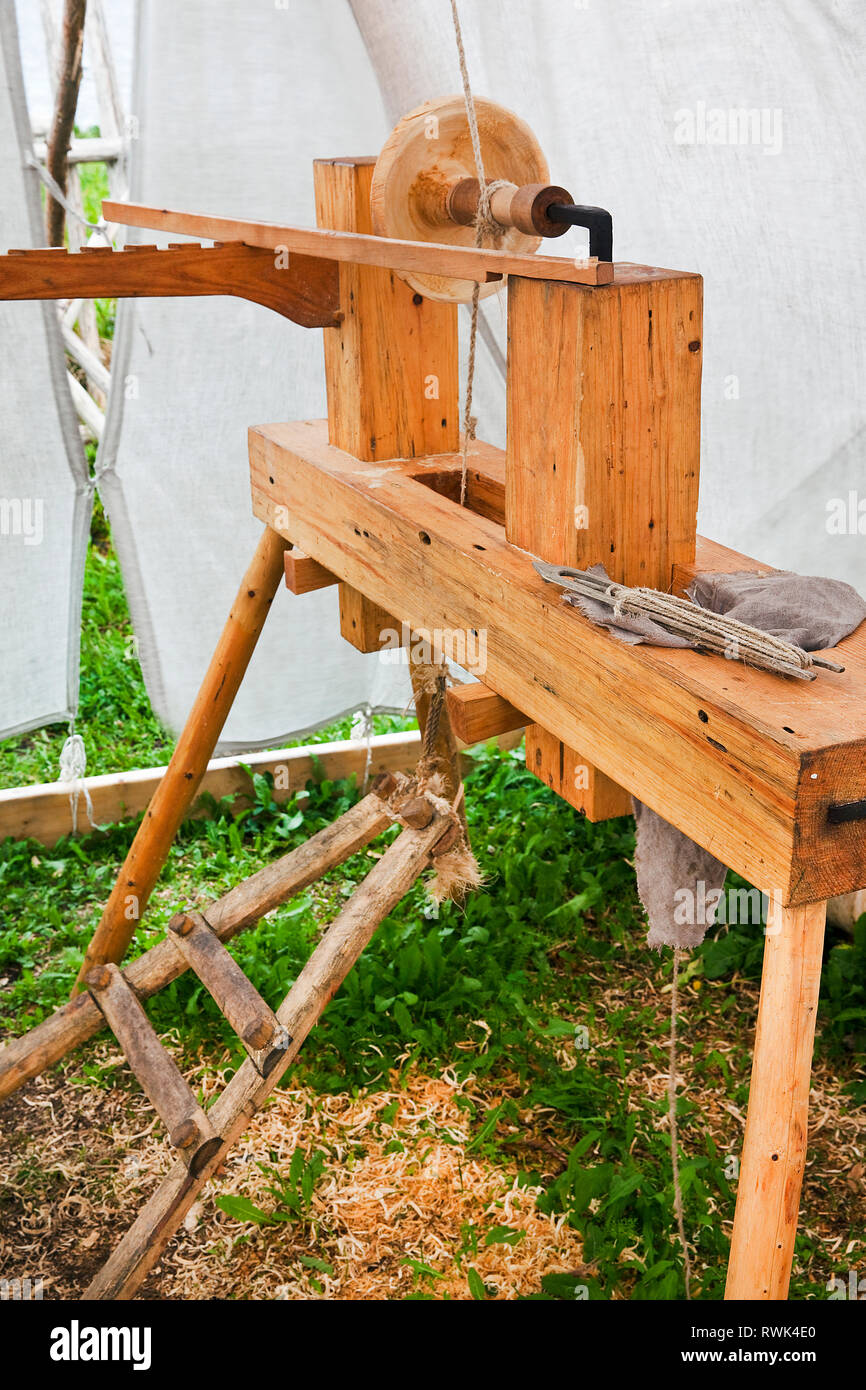 Replica di un epoca vichinga molla tornio polo usato per scolpire abbeveratoi. L'Anse aux Meadows National Historic Site, l'Anse aux Meadows, Terranova, Canada Foto Stock