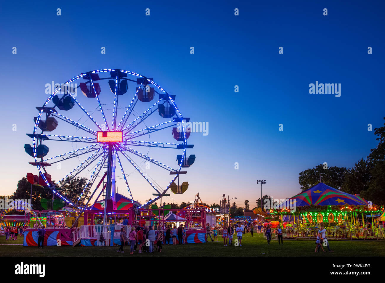 Ruota panoramica Ferris presso la fiera in una serata estiva; Ontario, Canada Foto Stock