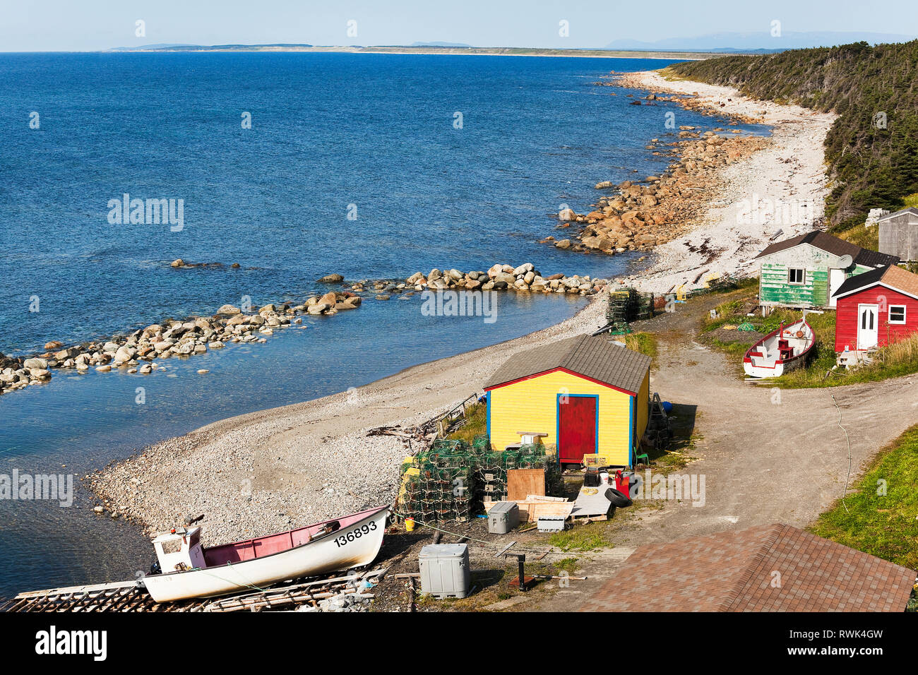 La pesca artigianale installazione includendo una sorta di scivolo, capannoni, cabine e gli attrezzi da pesca e le imbarcazioni a Martin's punto, Western Terranova, Canada. Il corpo di acqua in background è il golfo di San Lorenzo Foto Stock